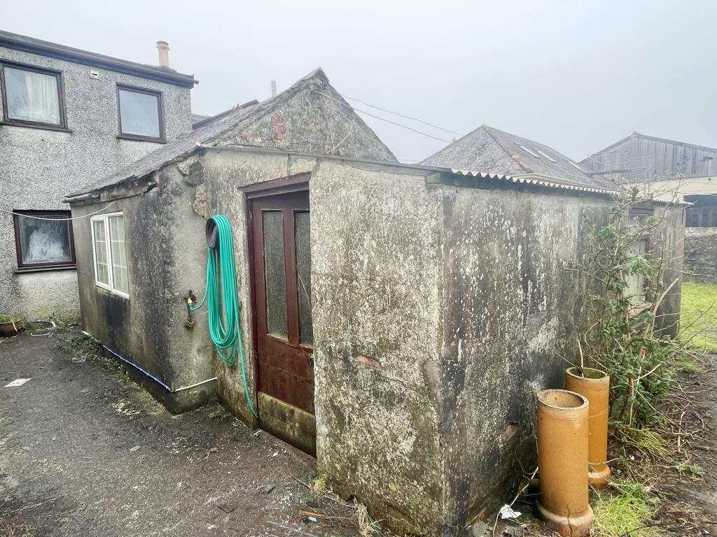 Lot: 127 - TERRACE HOUSE WITH ADDITIONAL ONE-BEDROOM DWELLING, GARAGE, OUTBUILDING AND LARGE GARDEN SPACE - Single storey outbuilding